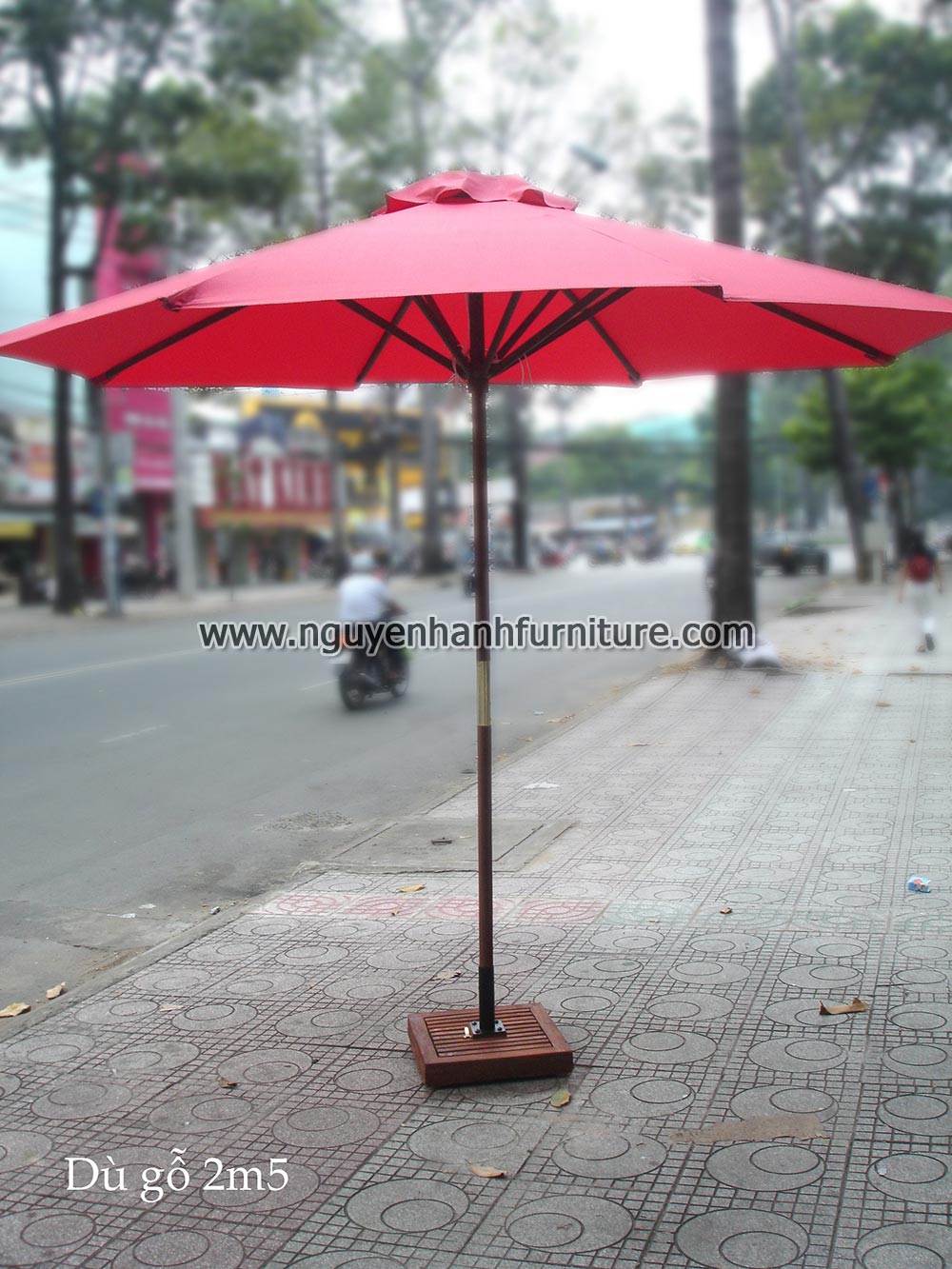 Name product: 2m5 Wooden umbrella - Dimensions: 2m5 diameter - Description: Red oil wood